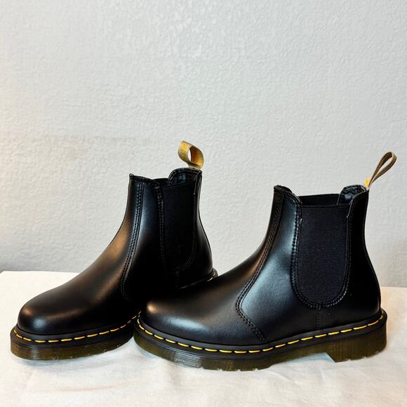 NEW-Dr Martens 2976 Chelsea Boots -Black Leather-Size 6W or 5M - Picture 1 of 15